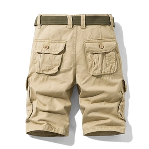 Detalle de los pantalones cortos cargo caqui con cinturón tejido verde y bolsillos traseros