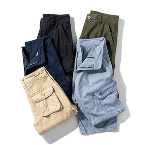 Vista plana de pantalones cortos cargo para hombre con varios colores y bolsillos tácticos