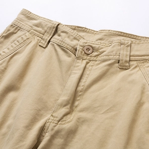 Primer plano de la cintura de pantalones cortos cargo caqui con textura de sarga y botón