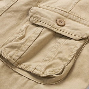 Detalle de pantalones cortos cargo caqui con bolsillo de sarga duradero y cierre de botón