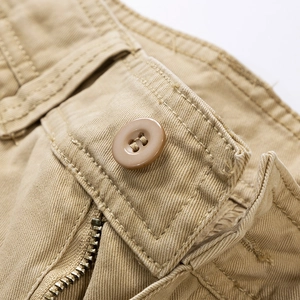 Primer plano de pantalones cortos cargo caqui con cierre de botón y cremallera metálica