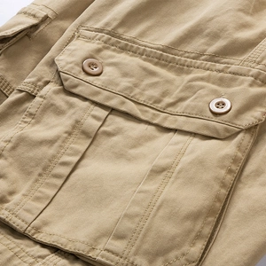 Detalle de pantalones cortos cargo caqui con tela de sarga y grandes bolsillos con solapa
