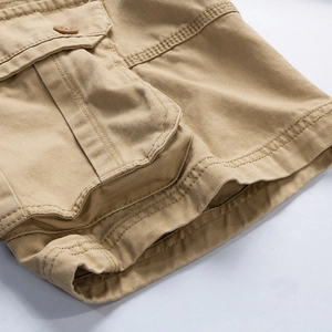Detalle de los pantalones cortos cargo caqui con tela de sarga de algodón y bolsillo