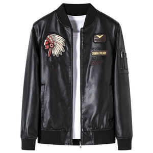 Detaillierte Stickereien auf schwarzer Kunstleder-Fliegerjacke mit Rippbündchen
