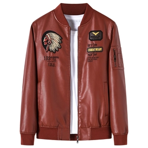 Detail der militärischen Stickerei und Reißverschlusstasche an der braunen Kunstlederjacke