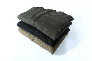 Tre giacche da uomo con cappuccio in grigio-verde, nero e kaki con dettagli in tessuto spesso