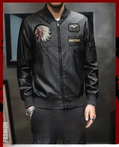 Details der schwarzen PU-Leder Bomberjacke mit Vintage-Militärstickereien und Aufnähern