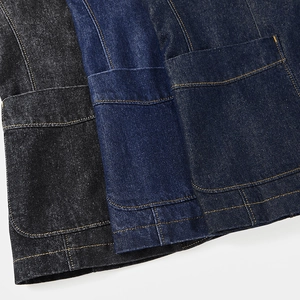 Gros plan des textures de denim et des coutures en noir, bleu moyen et bleu foncé