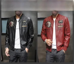 Detail der gestickten Indianer-Aufnäher auf Herren-Lederjacke in Schwarz und Ziegelrot