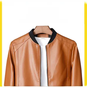 Detail einer braunen Kunstlederjacke mit schwarzem Stehkragen und Reißverschluss