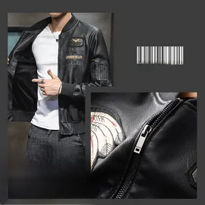 Detail der Combat Ready Bestickung und Reißverschluss an der schwarzen Kunstleder-Pilotenjacke