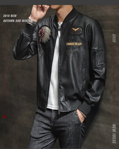 Detailansicht der PU-Lederjacke mit Bestickung im Pilot-Stil und Rippstrickbündchen