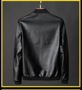 Rückansicht einer schwarzen Lederjacke für Herren mit gerippten Bündchen und Stehkragen