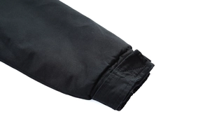 Dettaglio della manica del parka nero con chiusura regolabile tramite velcro
