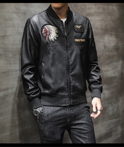 Detail der schwarzen Leder-Bomberjacke mit Indianer-Patch und Stickerei auf der Brust