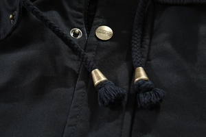 Dettaglio del parka invernale con classico bottone in bronzo e cordoncino intrecciato