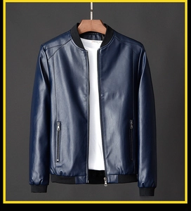 Detailansicht der dunkelblauen Kunstlederjacke mit Baseballkragen und Metallreißverschlüssen