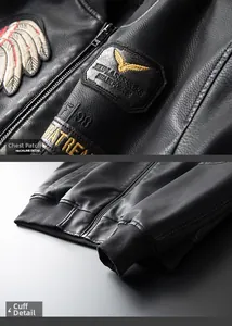 Detailaufnahme der indianischen Federstickerei und des Adler-Logos auf schwarzer Lederjacke