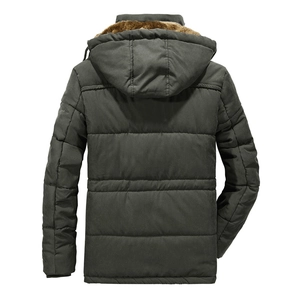 Parka invernale da uomo verde oliva con cappuccio in pelliccia e dettaglio trapuntato