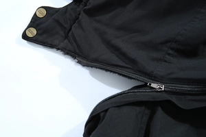 Dettaglio di parka nero con calda fodera in pile e classici bottoni in ottone dorato