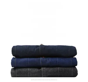 Détail de pantalons en jean pour hommes empilés en bleu foncé, indigo et anthracite
