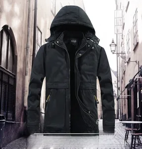 Dettaglio del parka invernale da uomo con cappuccio, tessuto antivento e zip decorativa