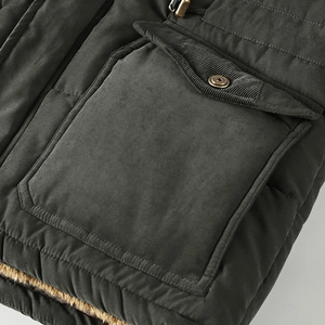 Parka invernale da uomo con fodera in pile e dettagli delle tasche con patta