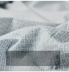 Vue macro de la doublure de veste en maille avec motif monogramme jacquard gris