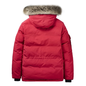 Vista posteriore di un parka invernale rosso da uomo con collo in pelliccia e polsini antivento
