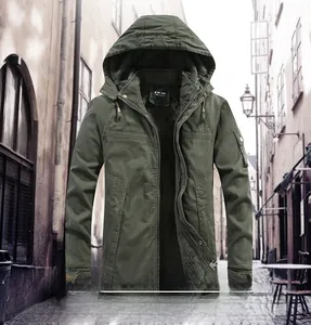Dettaglio della giacca con cappuccio verde militare con calda fodera in pile nero e tessuto