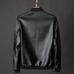 Klassische schwarze Herren-Lederjacke im Bomberstil mit Stehkragen und Rippbündchen