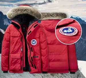 Dettaglio di parka invernale rosso con cappuccio in pelliccia e toppa ricamata sulla manica