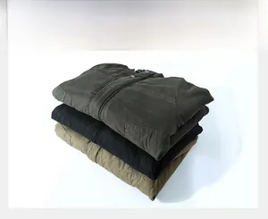 Tre parka da uomo in cotone nei colori verde scuro, nero e kaki con tasche cargo
