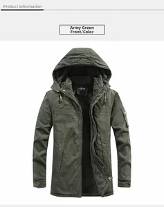 Dettaglio del parka da uomo verde militare con spessa fodera in pile e cappuccio