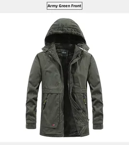 Dettaglio del parka invernale verde militare da uomo con fodera in pile e tasche cargo