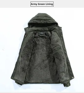 Dettaglio della giacca invernale con cappuccio, fodera verde militare e caldo pile