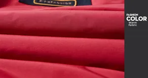Macro di un tessuto caldo rosso spesso che mostra una trama piana fitta e una finitura morbida