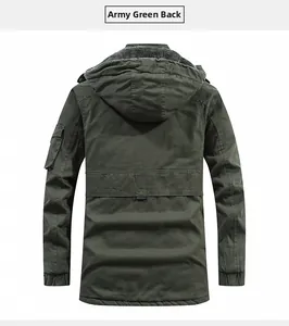 Vista posteriore del parka verde militare con cappuccio, pile e tasca sulla manica