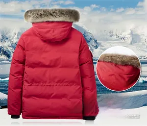 Dettaglio del parka invernale rosso con cappuccio in pelliccia marrone per il freddo