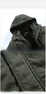 Dettaglio del parka verde militare con fodera in pile grigio scuro e cuciture rifinite