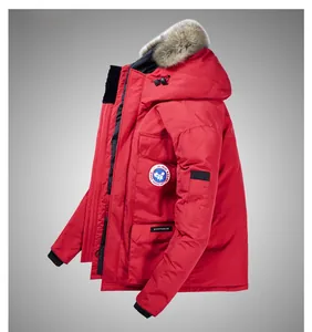 Dettaglio del parka invernale rosso con polsini antivento e cappuccio in eco-pelliccia