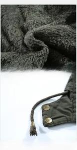Dettaglio della calda fodera in pile grigio e del tessuto in twill verde militare