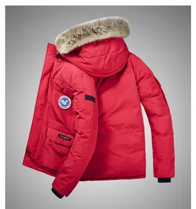 Dettaglio del parka invernale rosso con collo in pelliccia e polsini antivento