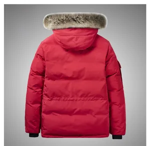 Vista posteriore di un parka rosso imbottito con bordo in ecopelliccia di qualità