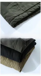 Dettaglio delle cuciture rinforzate e dell'orlo sulle giacche invernali da uomo in tre colori