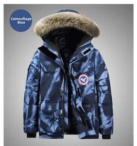 Dettaglio del parka da uomo mimetico blu con bordo in vera pelliccia sul cappuccio