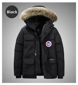 Dettaglio del parka nero con cappuccio in pelliccia e toppa ricamata circolare sul petto