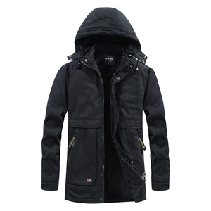 Parka invernale da uomo in nero con fodera in pile e dettaglio nastro giallo VOGUE