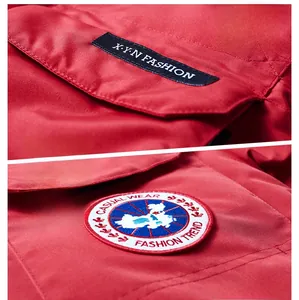 Dettaglio della giacca invernale rossa con toppe ricamate alla moda e cuciture di qualità