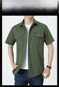 Détail de la chemise cargo vert armée avec poches à rabat et patch extérieur en cuir
